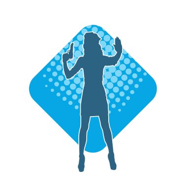 İnce bir kadın silueti. Polis memuru kostümü giymiş. Tabancayla poz veriyor.