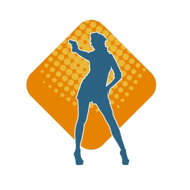 İnce bir kadın silueti. Polis memuru kostümü giymiş. Tabancayla poz veriyor.