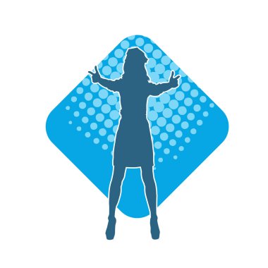 Hareket halinde polis kostümü giymiş zayıf bir kadının silueti. Polis üniformalı kadın silueti..