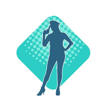 İnce bir kadın silueti. Polis memuru kostümü giymiş. Tabancayla poz veriyor.