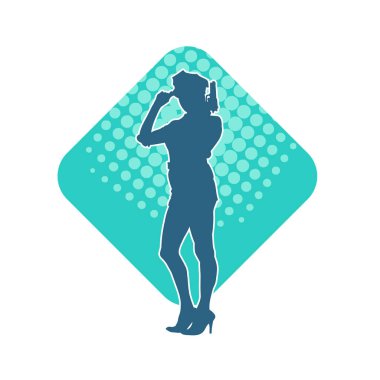 İnce bir kadın silueti. Polis memuru kostümü giymiş. Tabancayla poz veriyor.