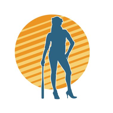 İnce bir kadın modelin silueti polis memuru kostümü giymiş beyzbol sopası taşıyor.