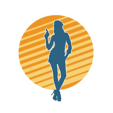 İnce bir kadın silueti. Polis memuru kostümü giymiş. Tabancayla poz veriyor.