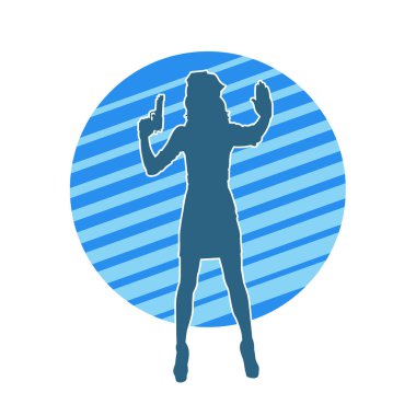 İnce bir kadın silueti. Polis memuru kostümü giymiş. Tabancayla poz veriyor.