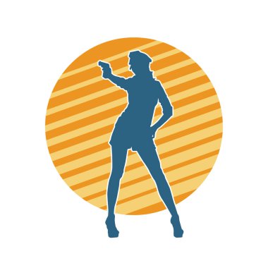 İnce bir kadın silueti. Polis memuru kostümü giymiş. Tabancayla poz veriyor.