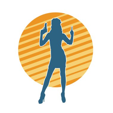 İnce bir kadın silueti. Polis memuru kostümü giymiş. Tabancayla poz veriyor.