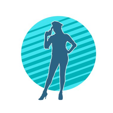 İnce bir kadın silueti. Polis memuru kostümü giymiş. Tabancayla poz veriyor.