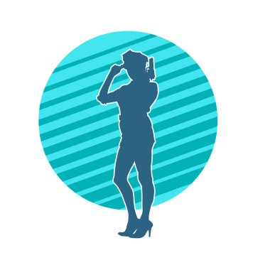 İnce bir kadın silueti. Polis memuru kostümü giymiş. Tabancayla poz veriyor.