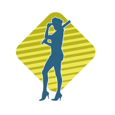 İnce bir kadın modelin silueti polis memuru kostümü giymiş beyzbol sopası taşıyor.