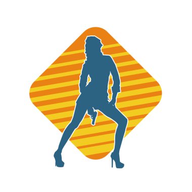 İnce bir kadın silueti. Polis memuru kostümü giymiş. Tabancayla poz veriyor.