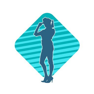 İnce bir kadın silueti. Polis memuru kostümü giymiş. Tabancayla poz veriyor.