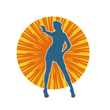 İnce bir kadın silueti. Polis memuru kostümü giymiş. Tabancayla poz veriyor.