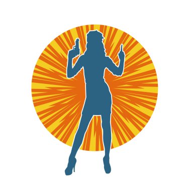 İnce bir kadın silueti. Polis memuru kostümü giymiş. Tabancayla poz veriyor.