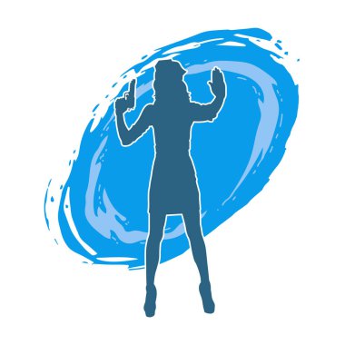 İnce bir kadın silueti. Polis memuru kostümü giymiş. Tabancayla poz veriyor.