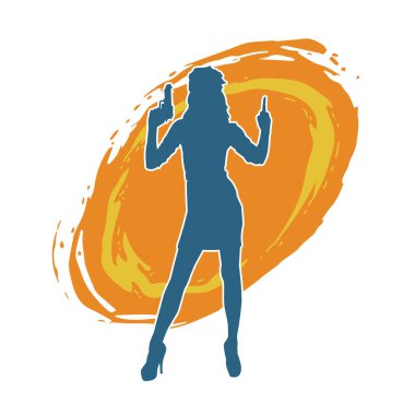 İnce bir kadın silueti. Polis memuru kostümü giymiş. Tabancayla poz veriyor.