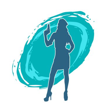 İnce bir kadın silueti. Polis memuru kostümü giymiş. Tabancayla poz veriyor.