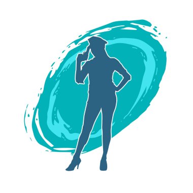 İnce bir kadın silueti. Polis memuru kostümü giymiş. Tabancayla poz veriyor.