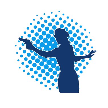 İnce bir kadın silueti. Polis memuru kostümü giymiş. Tabancayla poz veriyor.