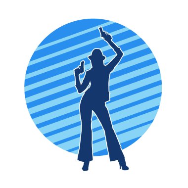 Uzun pantolon ve fötr şapka giyen zayıf bir kadın modelin silueti. Tabancayla poz veriyor..