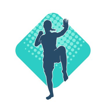Hareketli kadın kickboksör atletinin silueti. Tekme atan bir kadının silueti..