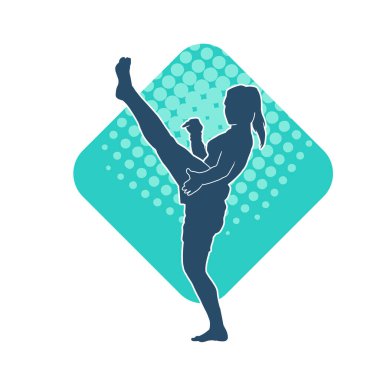 Hareketli kadın kickboksör atletinin silueti. Tekme atan bir kadının silueti..