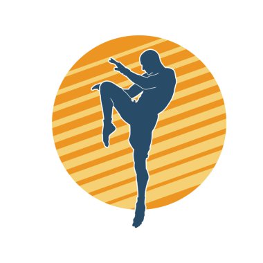 Hareketli erkek kickboksör atletinin silueti. Tekme atan bir adamın silueti..