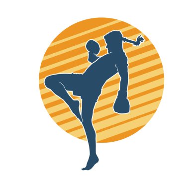 Hareketli erkek kickboksör atletinin silueti. Tekme atan bir adamın silueti..