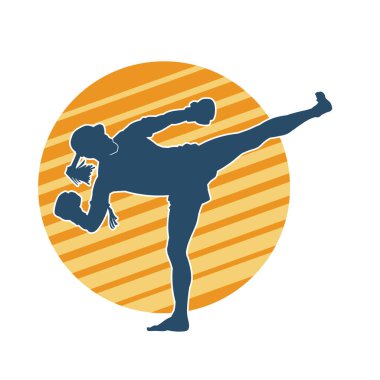 Hareketli erkek kickboksör atletinin silueti. Tekme atan bir adamın silueti..