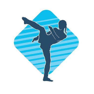 Hareketli kadın kickboksör atletinin silueti. Tekme atan bir kadının silueti..