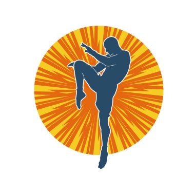 Hareketli erkek kickboksör atletinin silueti. Tekme atan bir adamın silueti..