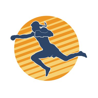 Hareketli erkek kickboksör atletinin silueti. Tekme atan bir adamın silueti..