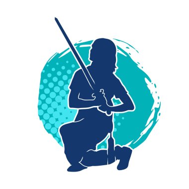 Bir kadın savaşçının silueti kılıç ile hareket halindeyken poz veriyor. Kılıcıyla bir kadın kahramanın silüeti..