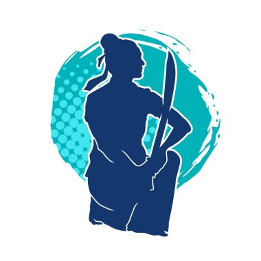 Bir kadın savaşçının silueti kılıç ile hareket halindeyken poz veriyor. Kılıcıyla bir kadın kahramanın silüeti..