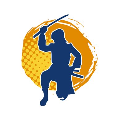 Samuray bir savaşçının silueti. Katana kılıcıyla poz veriyor.