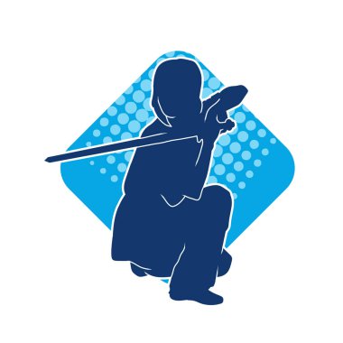 Bir kadın savaşçının silueti kılıç ile hareket halindeyken poz veriyor. Kılıcıyla bir kadın kahramanın silüeti..