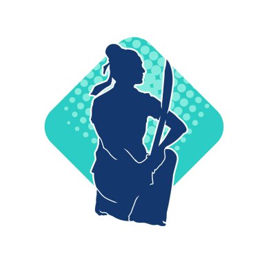 Bir kadın savaşçının silueti kılıç ile hareket halindeyken poz veriyor. Kılıcıyla bir kadın kahramanın silüeti..