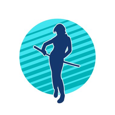 Bir kadın savaşçının silueti kılıç ile hareket halindeyken poz veriyor. Kılıcıyla bir kadın kahramanın silüeti..