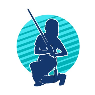 Bir kadın savaşçının silueti kılıç ile hareket halindeyken poz veriyor. Kılıcıyla bir kadın kahramanın silüeti..