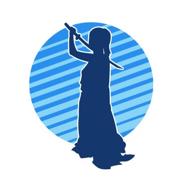 Bir kadın savaşçının silueti kılıç ile hareket halindeyken poz veriyor. Kılıcıyla bir kadın kahramanın silüeti..