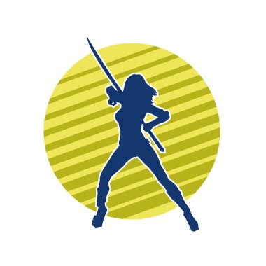 Bir kadın savaşçının silueti kılıç ile hareket halindeyken poz veriyor. Kılıcıyla bir kadın kahramanın silüeti..