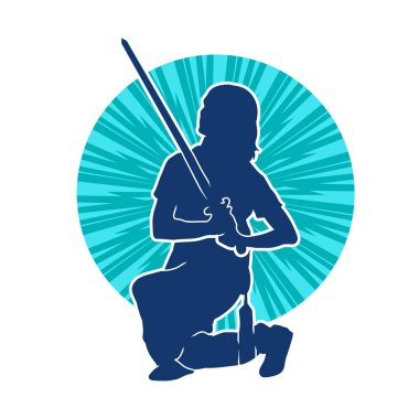 Bir kadın savaşçının silueti kılıç ile hareket halindeyken poz veriyor. Kılıcıyla bir kadın kahramanın silüeti..