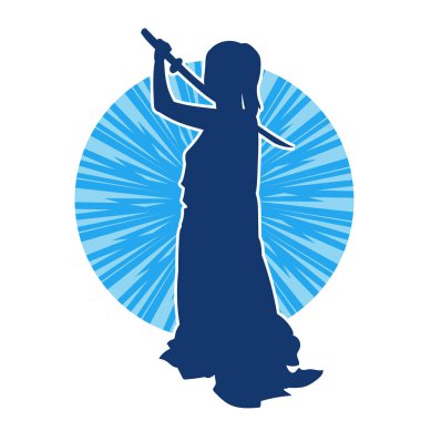Bir kadın savaşçının silueti kılıç ile hareket halindeyken poz veriyor. Kılıcıyla bir kadın kahramanın silüeti..