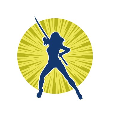 Bir kadın savaşçının silueti kılıç ile hareket halindeyken poz veriyor. Kılıcıyla bir kadın kahramanın silüeti..