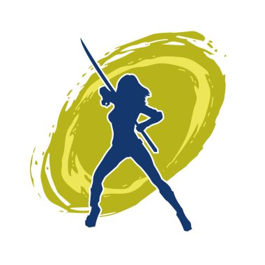 Bir kadın savaşçının silueti kılıç ile hareket halindeyken poz veriyor. Kılıcıyla bir kadın kahramanın silüeti..