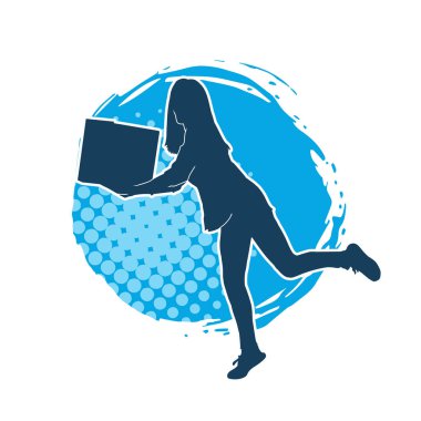 Sıradan bir kadının silueti kutuları kaldırıyor. Kutuları taşıyan bir kadının silüeti..