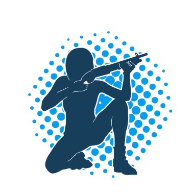 Seksi, zayıf bir kadın savaşçının silueti. Poz verirken pompalı tüfek taşıyor..