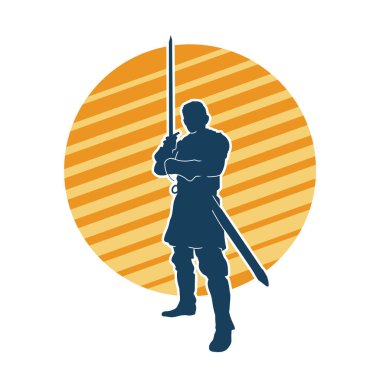 Bir erkek savaşçının silueti kılıçla poz veriyor. Kılıç taşıyan bir savaşçının silueti..