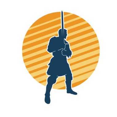 Bir erkek savaşçının silueti kılıçla poz veriyor. Kılıç taşıyan bir savaşçının silueti..