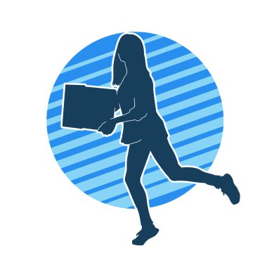 Sıradan bir kadının silueti kutuları kaldırıyor. Kutuları taşıyan bir kadının silüeti..