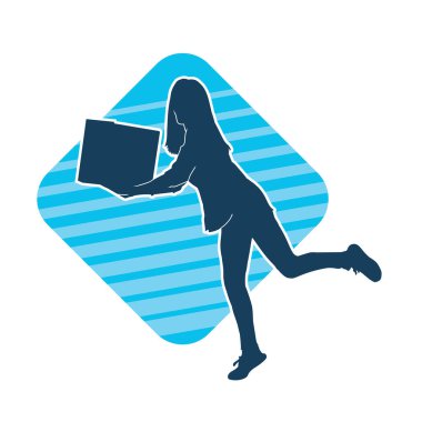 Sıradan bir kadının silueti kutuları kaldırıyor. Kutuları taşıyan bir kadının silüeti..